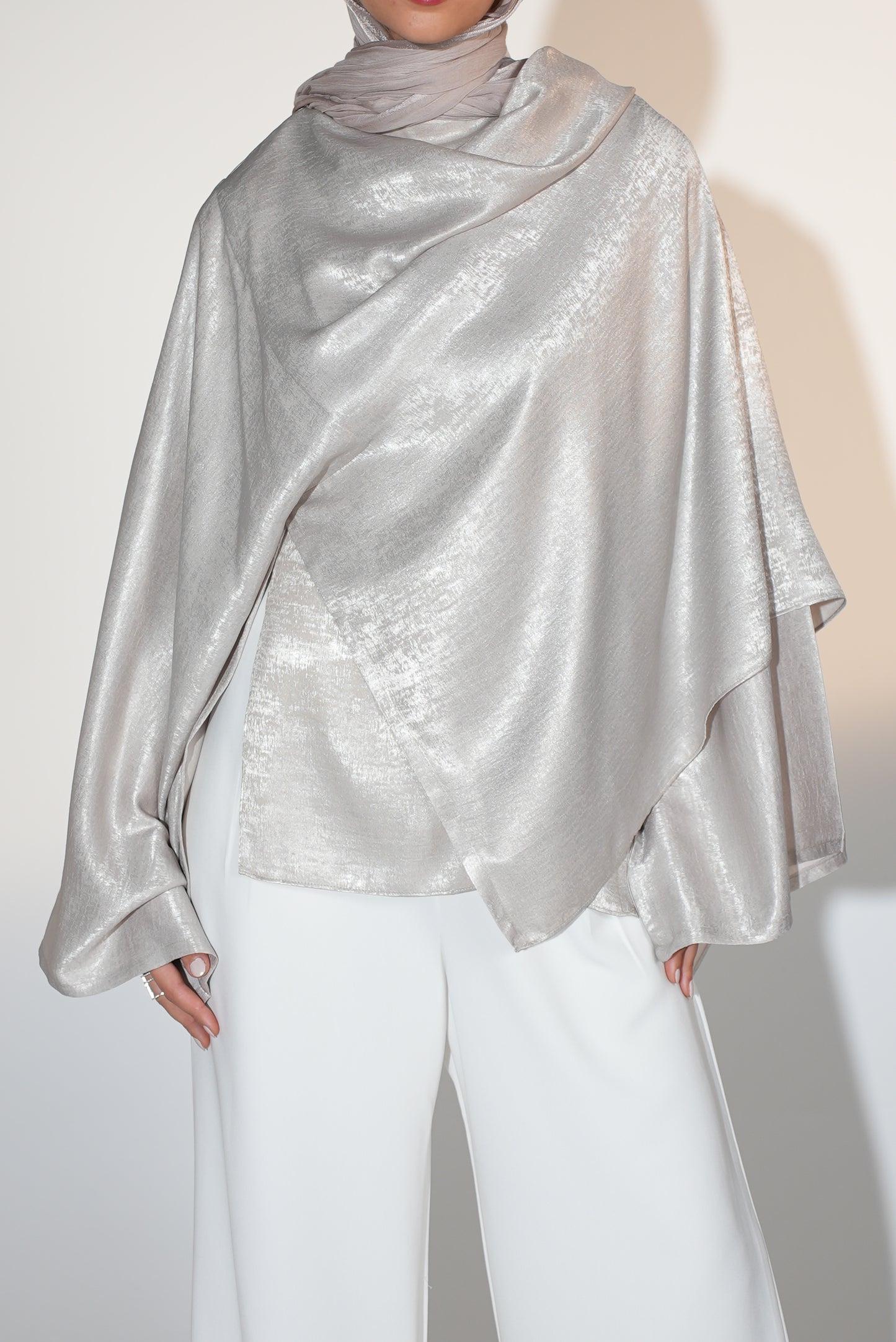 Head Turner Shawl Top in sliver x beige