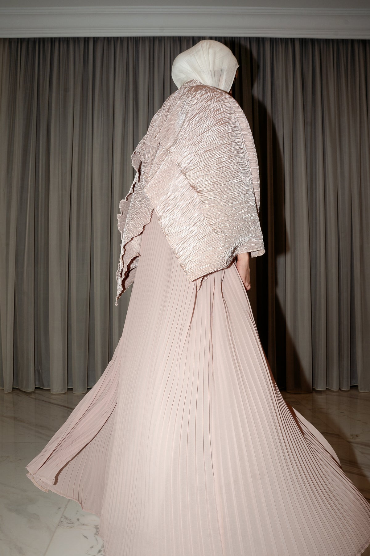 Layl Abaya in Pleated Pearly Pink