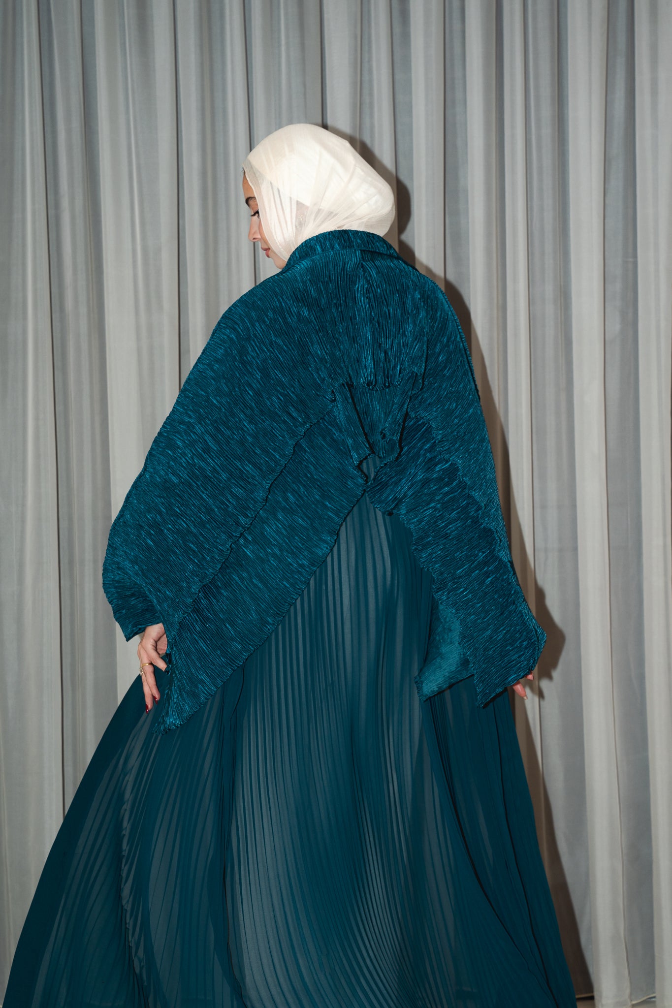 Layl Abaya in Pleated Teal